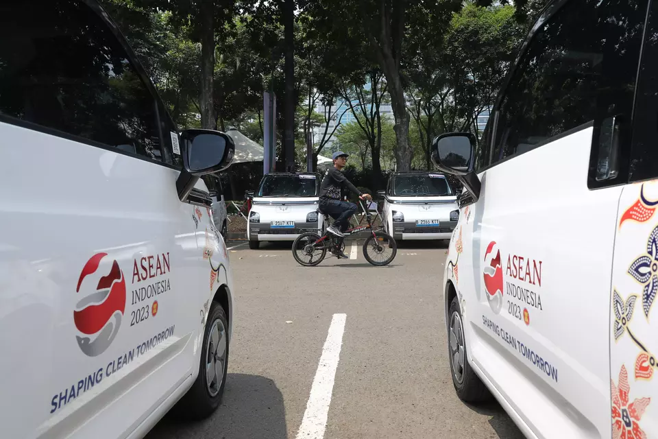 A staff checks on the electric vehicles that will be used during the 43rd ASEAN Summit at Gelora Bung Karno Jakarta on September, 3, 2023. (Photo Courtesy of the 43rd ASEAN Summit)