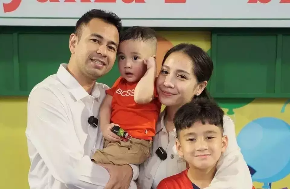 Raffi Ahmad and Nagita Slavina posing with their two children. The celebrity couple is opening up an Indonesian restaurant in Paris, France, by the end of 2023. (Instagram  @raffinagaita17171)