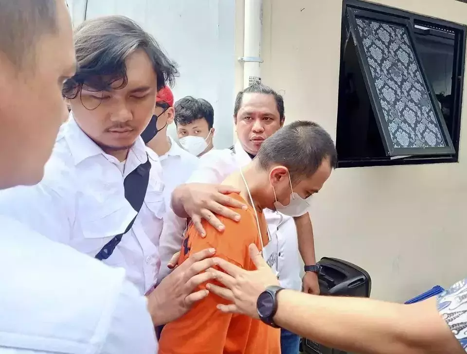 Panca Darmansyah, right, is presented at the crime scene in Jagakarsa, South Jakarta, Friday, Dec. 29, 2023. He is accused of murdering his four children by manual suffocation at a boarding house in Jagakarsa on Dec. 3, 2023. (B-Universe Photo/Agnes Valentina)