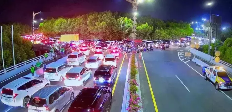 Dozens of travelers left their cars and had to walk to the Ngurah Rai International Airport as traffic congestion peaked on Friday, Dec. 29,2023. (Photo from Jasa Marga)