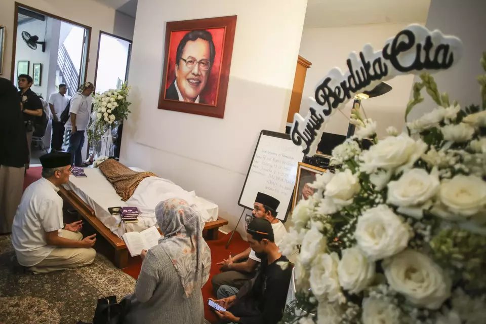 Friends and relatives pay tribute to former former minister Rizal Ramli during his funeral in Jakarta, Jan. 3, 2024. Rizal died a day earlier while receiving treatment at a Jakarta hospital at the age of 69. (Antara Photo/Rivan Awal Lingga)