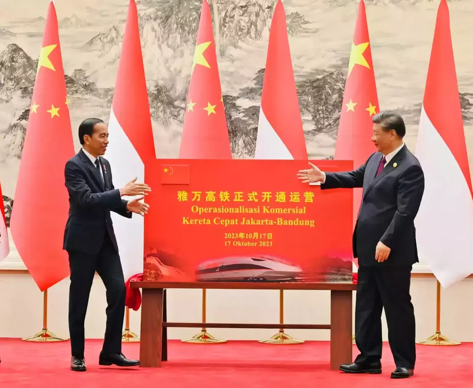 President Joko "Jokowi" Widodo meets his Chinese counterpart Xi Jinping in Beijing on Oct. 17, 2023. The sign reads "the commercial operation of the Jakarta-Bandung high-speed train. (Photo Courtesy of Presidential Press Bureau)