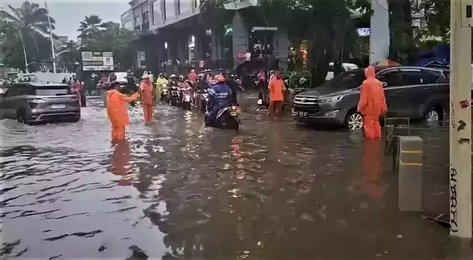 Knee-high water submerges Kemang Raya Street in South Jakarta after a heavy rain spell, Thursday, Jan. 4, 2024. (B-Universe Photo/Roy Adriansyah)