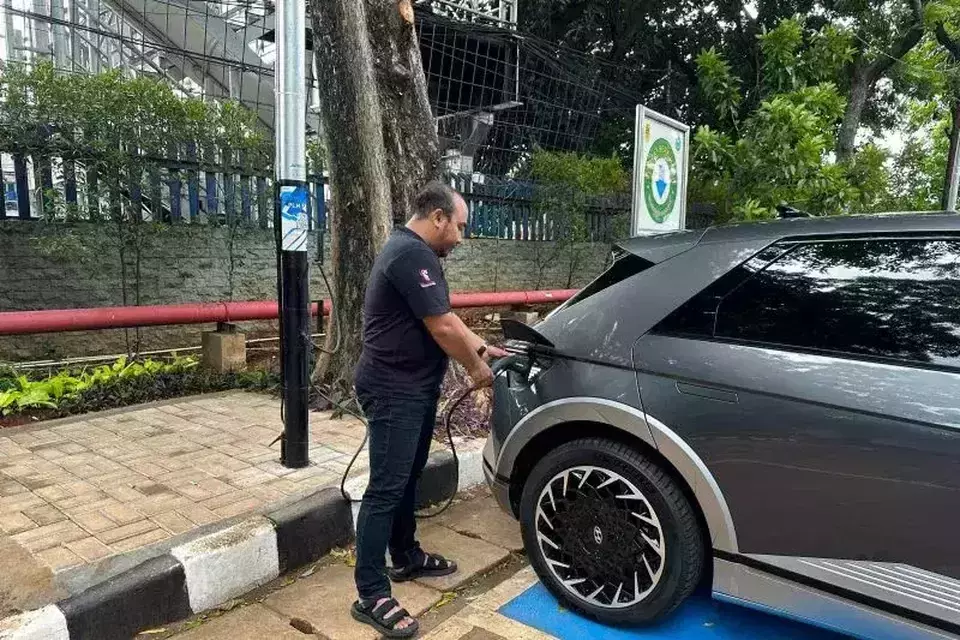 State-owned utility company PLN is repurposing its electric poles into public electric vehicle charging stations (SPKLU). (Photo courtesy of PLN)