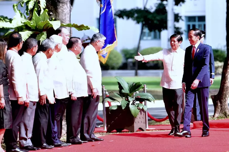 President Joko "Jokowi" Widodo meets Filipino counterpart Ferdinand "Bongbong" Marcos Junior at the Malacanan Palace in Manila on January 10, 2024. (Photo Courtesy of Presidential Press Bureau)