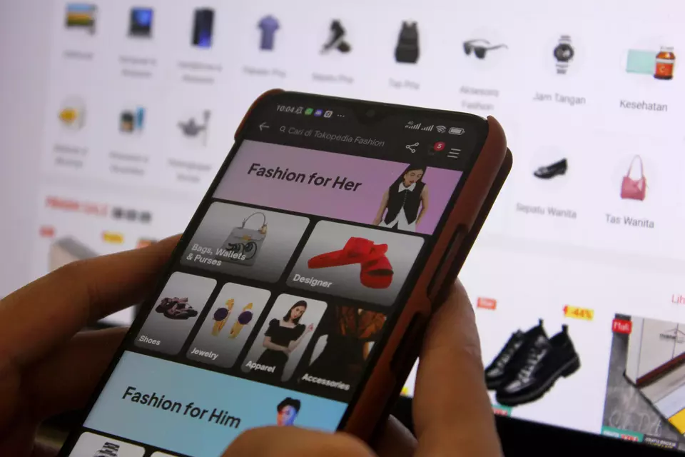 A customer uses her cellphone to select products from an e-commerce app in Depok, West Java, Thursday, Jan. 4, 2024. (Antara Photo/Yulius Satria Wijaya)