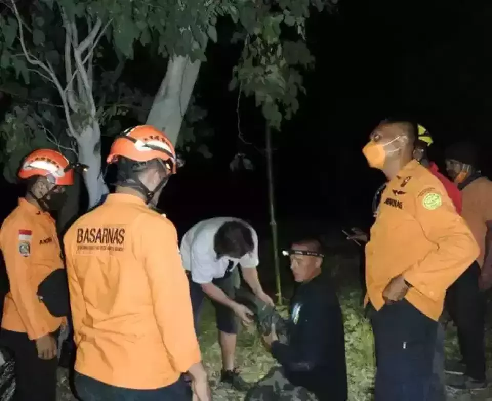 Two Swedish travelers, aged 38 and 34, were evacuated by a search and rescue (SAR) team from Mount Lewotobi Laki-laki in East Nusa Tenggara on Wednesday, Jan. 17, 2024. (Photo courtesy of Basarnas)