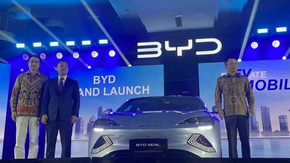 Chinese EV producer BYD officially introduced its electric cars -- BYD Seal, BYD Atto 3, and BYD Dolphin -- to the Indonesian market. The launch event took place at Taman Mini Indonesia Indah (TMII), East Jakarta on Thursday, Jan. 18, 2024. (Beritasatu/Monique Handa Shafira)