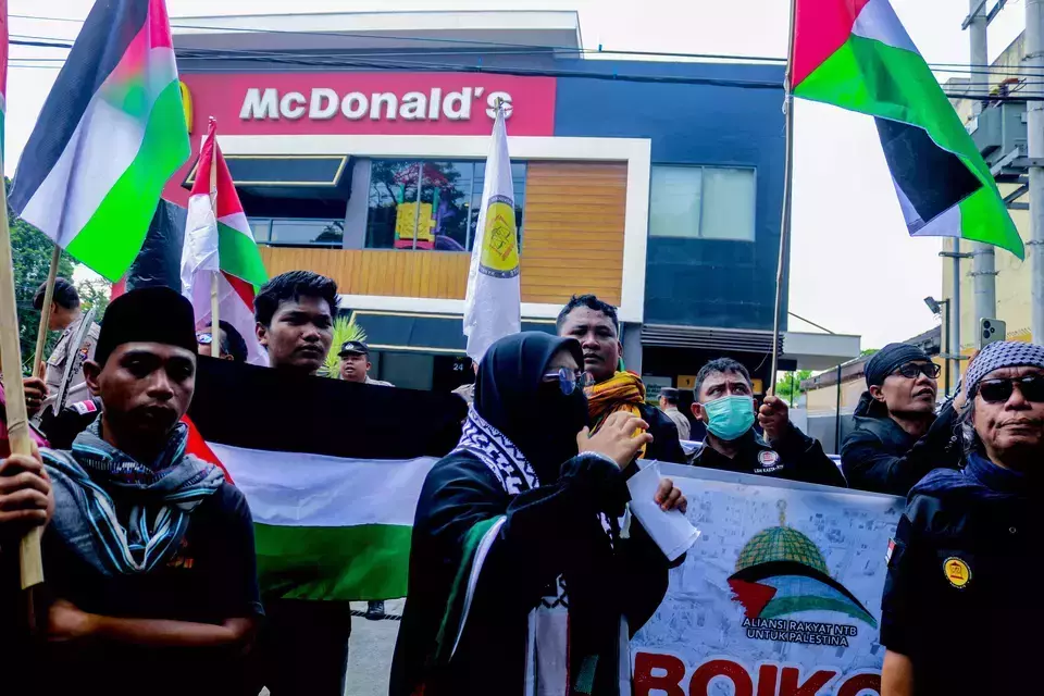 A demonstration against Israeli product in Mataram, West Nusa Tenggara (Beritasatu.com/Muhammad Awaludin)