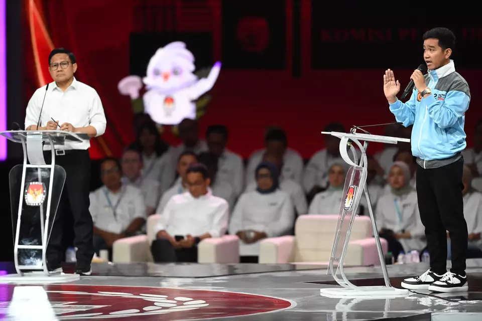 Vice presidential candidates Gibran Rakabuming (right) and Muhaimin Iskandar (left) take the stage of the climate-focused debate in Jakarta on January 21, 2024. (Antara Photo/M Risyal Hidayat)