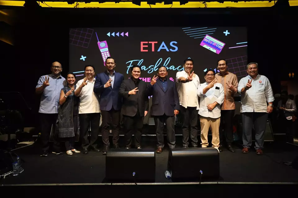 Prabowo takes a picture at the gathering of Erick Thohir's supporters and US alumnis in Jakarta on January 22, 2024. (Handout Photo)