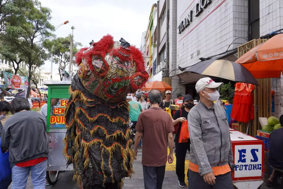 A busy street in Glodok, West Jakarta. (JG Photo/Elodie Jakes)
