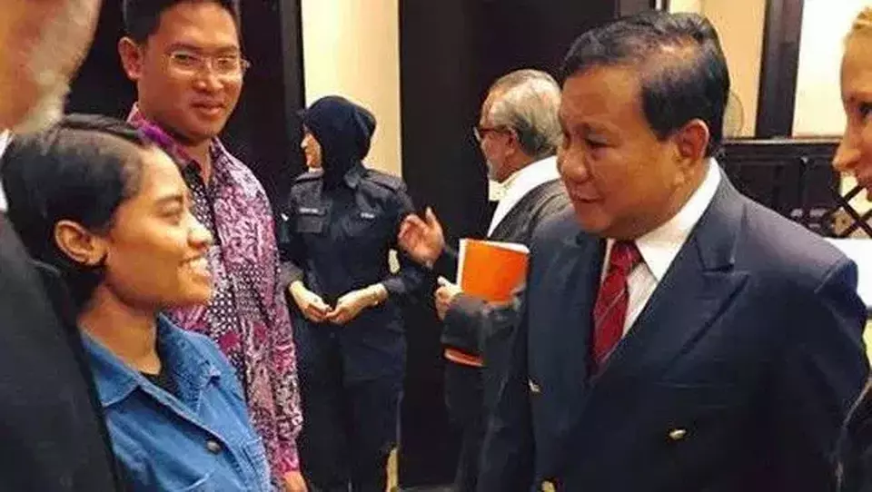 This undated photo shows presidential candidate Prabowo Subianto meeting Indonesian migrant worker Wilfrida Soik. Wilfrida previously escaped a death penalty in Malaysia. (Handout Photo)