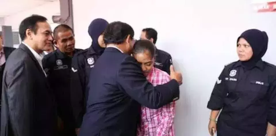 This undated photo shows presidential candidate Prabowo Subianto meeting Indonesian migrant worker Wilfrida Soik. Prabowo previously helped Wilfrida escape death penalty. (Handout Photo)