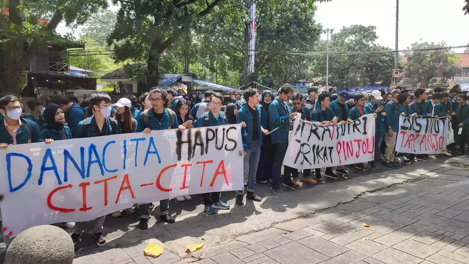 Hundreds of ITB students gathered in front of the rectorate building to protest the implementation of tuition fee payment facilitated through Danacita