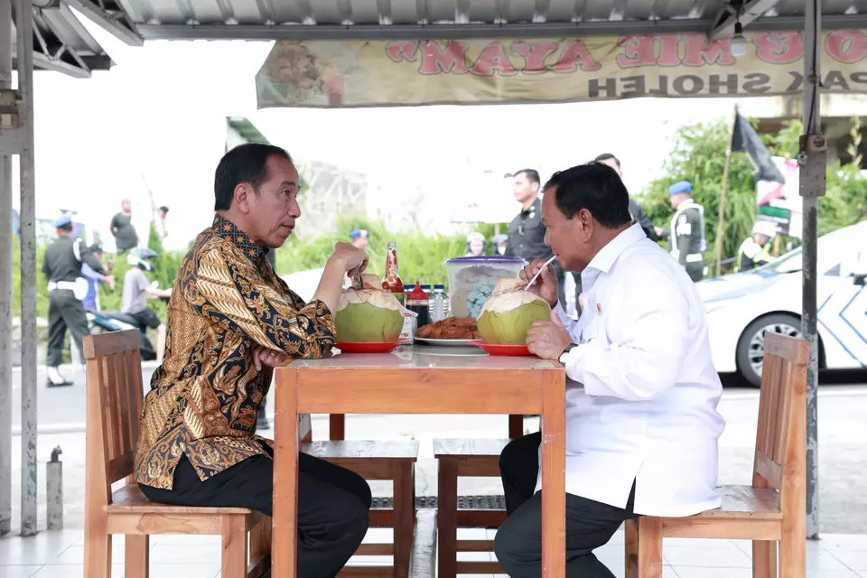 President Joko "Jokowi" Widodo and Defense Minister Prabowo Subianto have lunch together at a local meatball soup shop in Magelang on January 29, 2024. (Handout Photo)