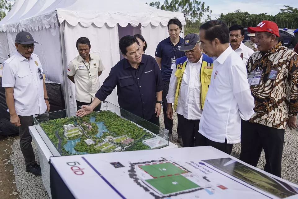 President Joko "Jokowi" Widodo checks on the construction of the Indonesian Football Association training center in Nusantara on January 17, 2024. (Antara Photo/Dhemas Reviyanto)