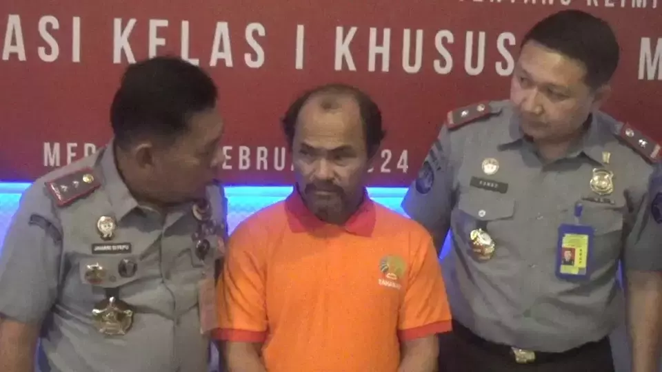 A ship captain identified by initials MZ, center, is named a suspect for transporting illegal Indonesian workers from Malaysia, Monday, Feb. 5, 2024. (B-Universe Photo/Panji Satrio)