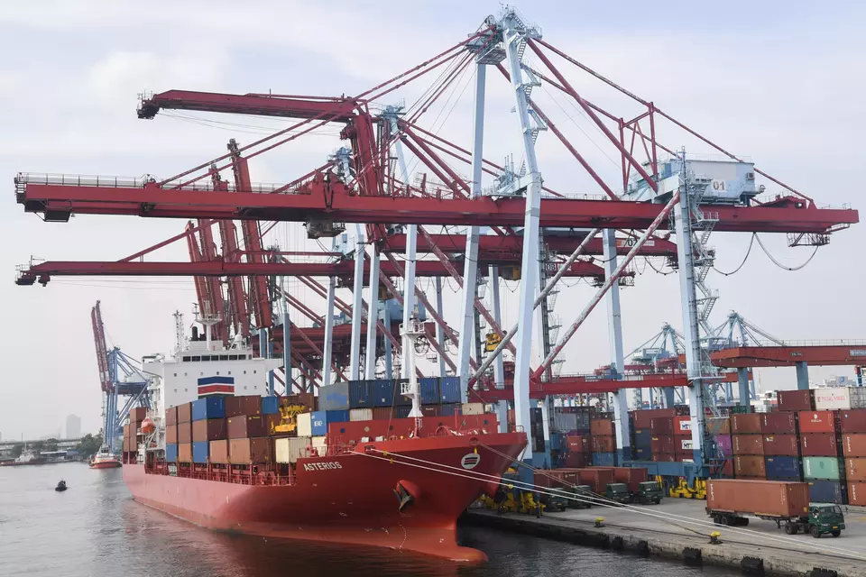 Loading activities at the cargo ships docked at the Jakarta International Container Terminal port in Tanjung Priok on January 15, 2024. (Antara Photo/M Risyal Hidayat)