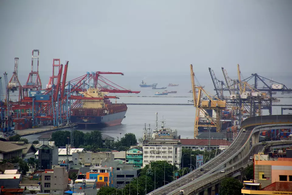 A container ship unloads at Tanjung Priok Port in North Jakarta, Tuesday, Feb. 6, 2024. (B-Universe Photo/Joanito De Saojoao)