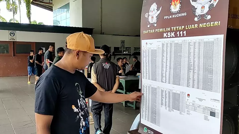 A man checks the list of registered voters for the 2024 elections at an overseas polling stations (TPSLN) in Sarawak, Malaysia. (Beritasatu.com/Andriadi Perdana Putra)
