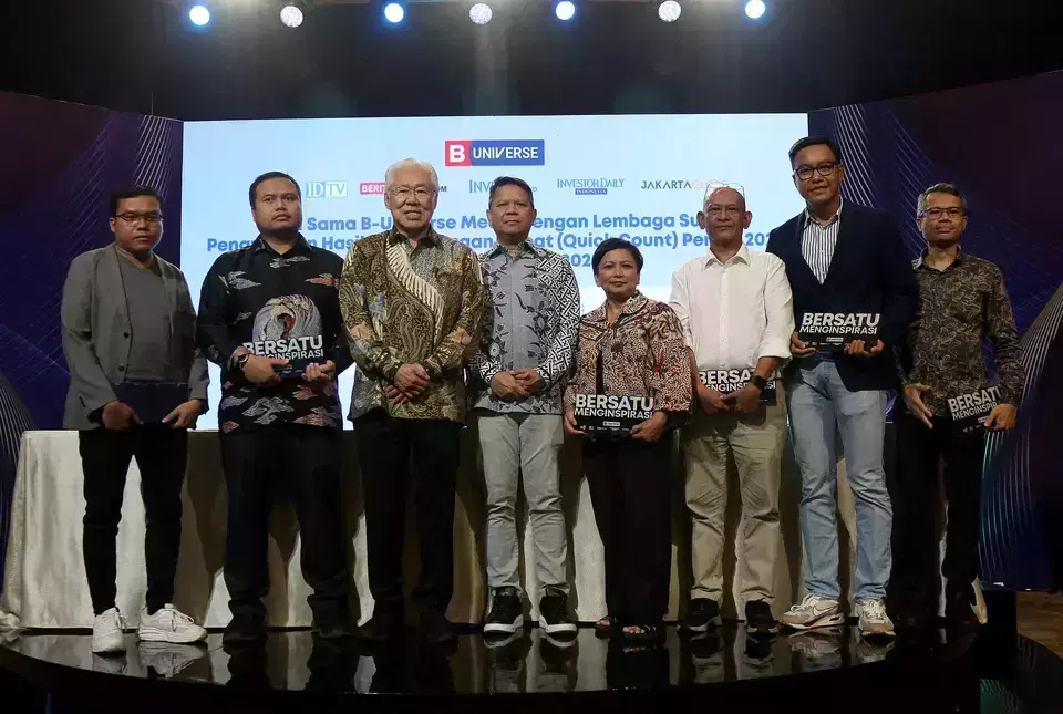 B-Universe Chairman Enggartiasto Lukita (third from the left) and B-Universe CEO Rio Abbdurachman (center) take a photo with representatives of survey institutions after the signing of a collaboration agreement between B-Universe and several survey institutions in Jakarta on Wednesday, February 7, 2024. (B-Universe Photo/Joanito De Saojoao)
