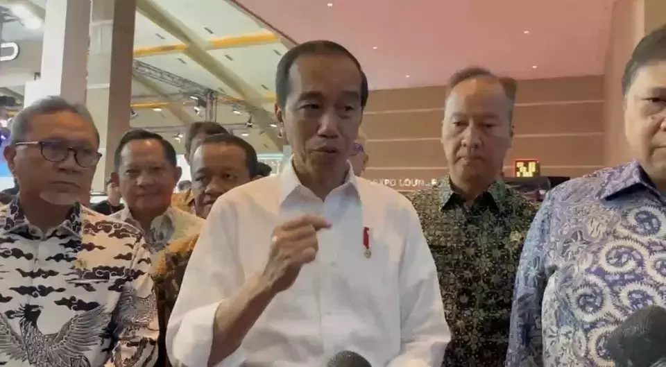 President Joko "Jokowi" Widodo speaking to reporters after the opening of the Indonesia International Motor Show (IIMS) 2024 at JIExpo Kemayoran, Jakarta, on Thursday, Feb. 15, 2024. (Beritasatu.com/Ichsan Ali)