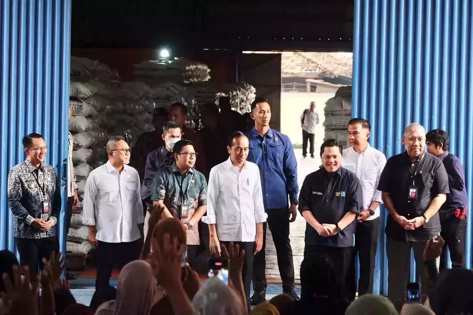President Joko Widodo distributing rice aid to families in Cikarang Barat, Bekasi, West Java, as part of his official visit to the region on Friday, Feb. 16, 2024. (Photo courtesy of Bulog)