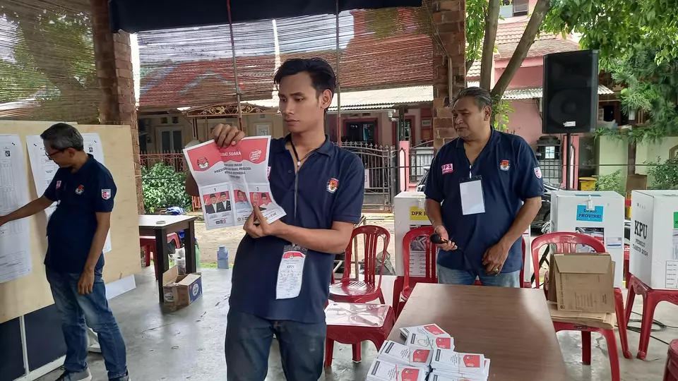 Local election officials count the ballots after the voting in the general elections in Panongan District, Tangerang, Banten province, Wednesday, Feb. 14, 2024. (JG Photo/Heru Andriyanto)