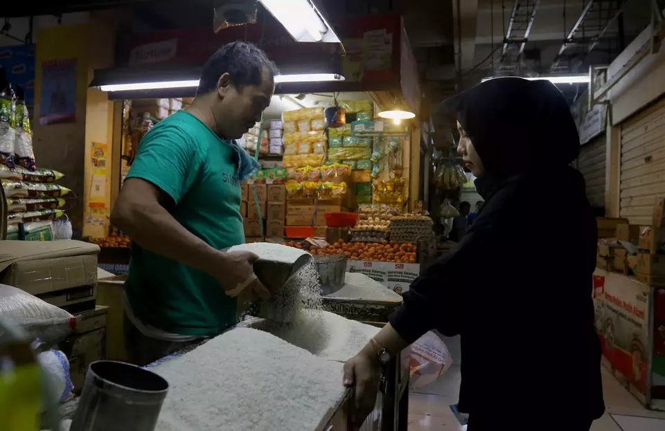 A rice trader serves a customer at a traditional market in East Jakarta, Monday, Feb. 19, 2024. (B-Universe Photo/Joanito De Saojoao)