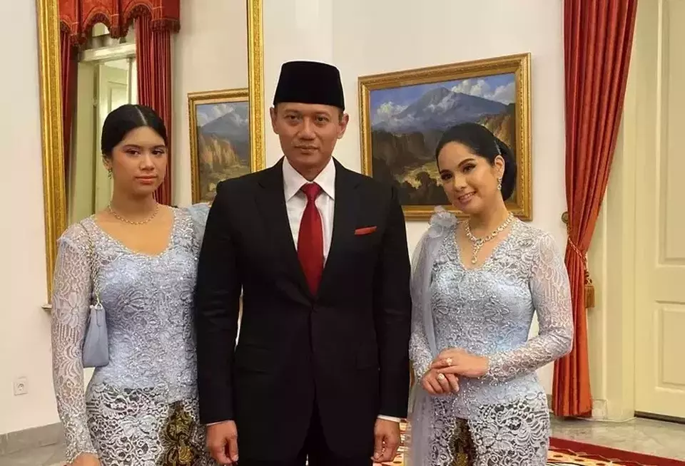 Agus Harimurti Yudhoyono, center, accompanied by his wife Annisa Pohan, right, and their daughter Almira Tunggadewi arrive at the State Palace in Jakarta to attend his inauguration as the agrarian affairs and spatial planning minister, Wednesday, Feb. 21, 2024. (Photo courtesy of the Presidential Press Bureau)