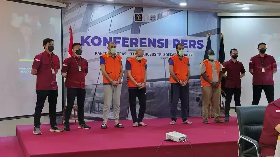 The Immigration Office at Soekarno Hatta International Airport held a press conference on foreign nationals who used fake travel documents on Tuesday, Feb. 20, 2024. (Beritasatu.com/Wahroni)