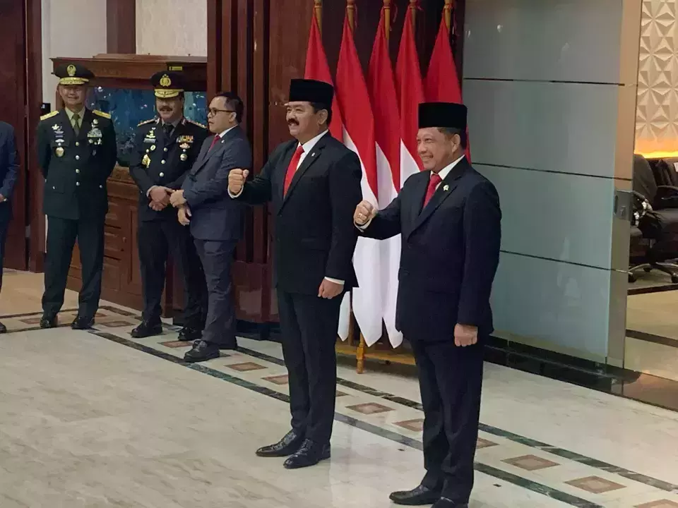 The recently appointed Chief Security Minister Hadi Tjahjanto (left) and Home Affairs Minister Tito Karnavian pose for a photo during Hadi's inauguration at the State Palace in Jakarta on Wednesday, Feb. 22, 2024. (Beritasatu.com/Fito Akhmad Erlangga)