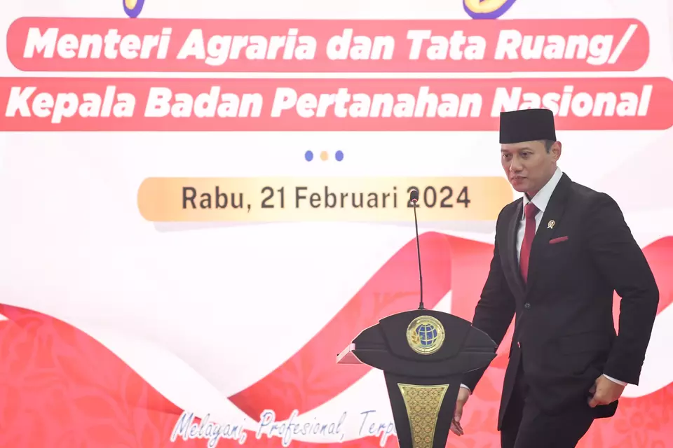 Agrarian Affairs and Spatial Planning Minister Agus Harimurti Yudhoyono comes to the podium to deliver a speech in a handover ceremony with his predecessor Hadi Tjahjanto in Jakarta, Wednesday, Feb. 21, 2024. (Antara Photo/M Risyal Hidayat)