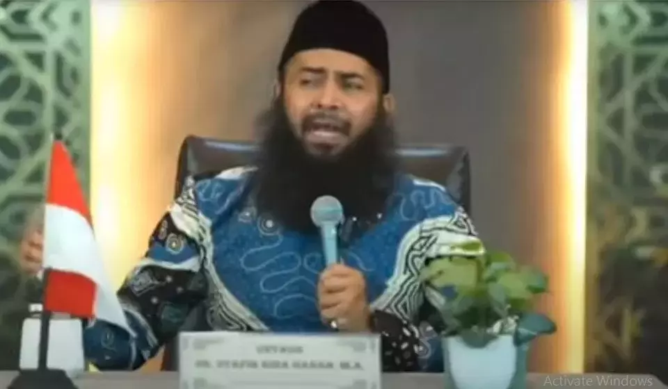 This video capture shows Muslim cleric Syafiq Riza Basalamah delivering a sermon. (Videography)