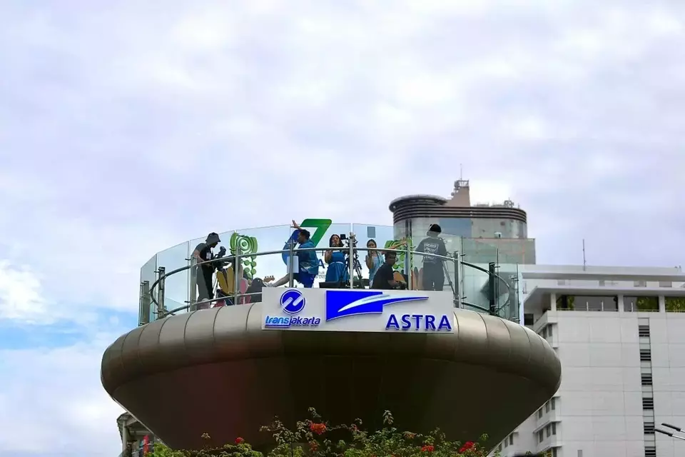 GAC holds a live performance at the Astra Hotel Indonesia (HI) Roundabout bus station in Jakarta on Feb. 25, 2024. (Photo Courtesy of Astra)