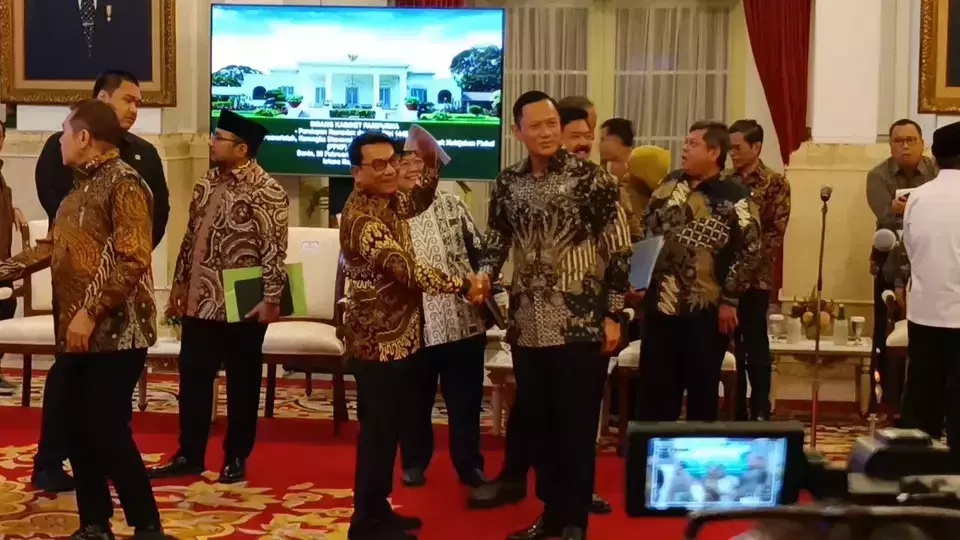 Minister of Agrarian Affairs and Spatial Planning Agus Harimurti Yudhoyono (right) shaking hands with Presidential Chief of Staff Moeldoko (left) before President Joko Widodo's cabinet meeting on Monday, Feb. 26, 2024. (Beritasatu.com/Mita Amalia Hapsari)