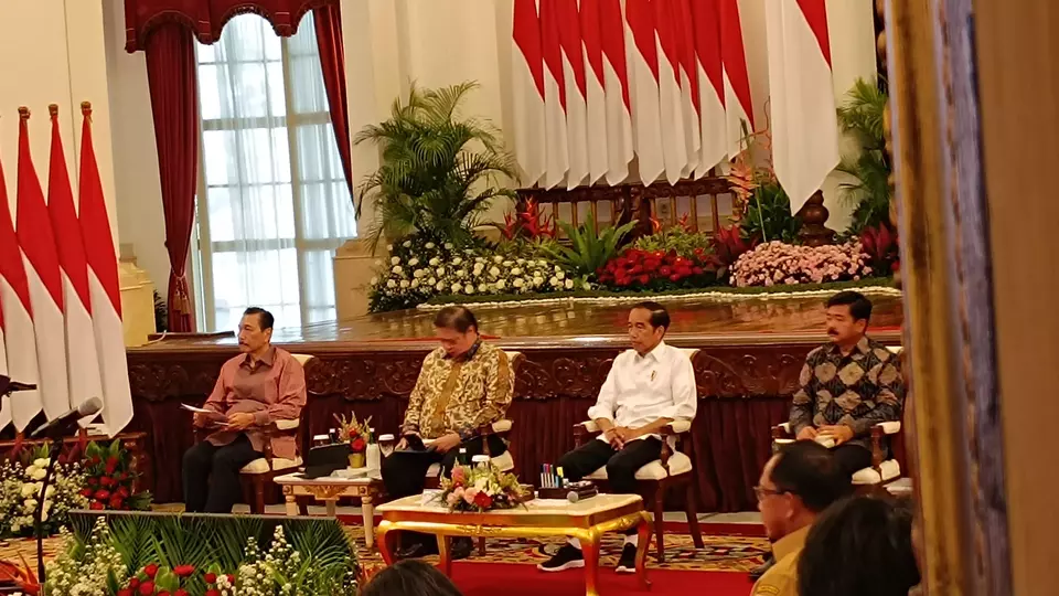 President Joko Widodo (third from the left) leads a cabinet meeting at the State Palace on Monday, Feb. 26, 2024. (Beritasatu.com/Mita Amalia Hapsari)