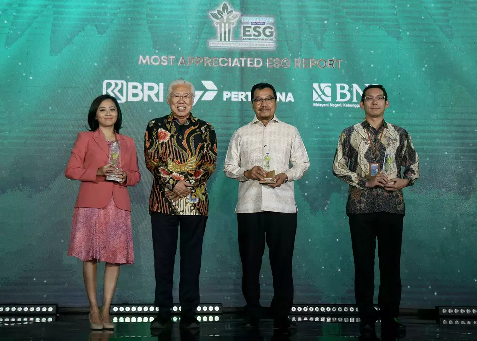 B-Universe Media Holdings Executive Chairman Enggartiasto Lukita, second left, poses for a photo with company representatives during the Investor Daily ESG Appreciation Night in Jakarta, Tuesday, Feb. 27, 2024. (Joanito De Saojoao)