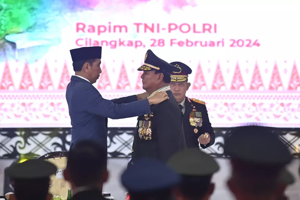 President Joko "Jokowi" Widodo awards a special promotion to Defense Minister Prabowo Subianto as an honorary army general at the armed forces headquarters in Cilangkap, East Jakarta, on Feb. 28, 2024. (Antara Photo/Sigid Kurniawan)