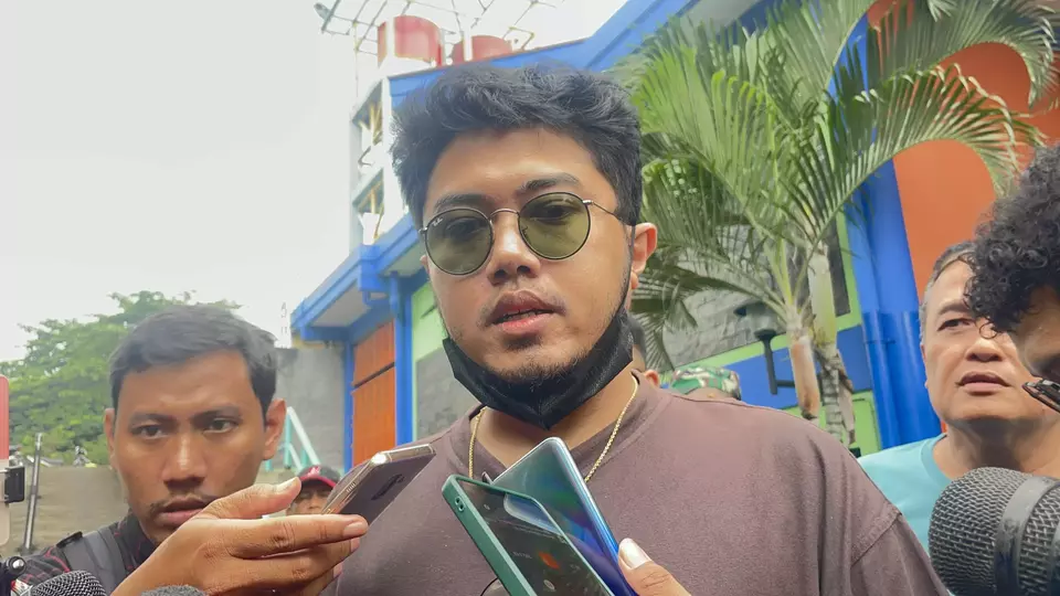 Renowned DJ Angger Dimas attended the reconstruction of the case involving the death of his son, Raden Andante Khalif Pramudityo, also known as Dante. The reconstruction took place at the crime scene, Tirtamas Water Park pool in Pondok Kelapa, East Jakarta, on Wednesday, Feb. 28, 2024. (Beritasatu.com/Monique Handa Shafira)