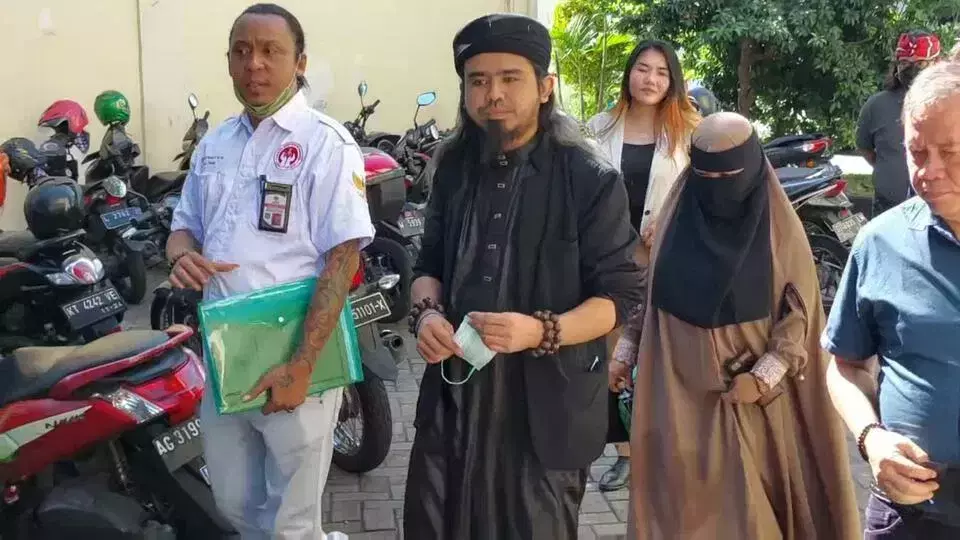 Gus Syamsudin, a controversial figure associated with swinger (partner-swapping) content on YouTube, was forcefully taken into custody by investigators from the Criminal Investigation Directorate of East Java Regional Police on Thursday, March 1, 2024. (Beritasatu.com/Fredericus Hardiyanto)