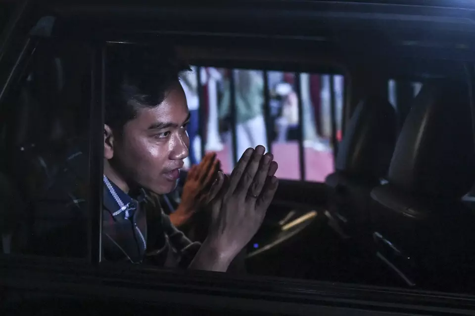FILE - Vice-presidential candidate Gibran Rakabuming Raka greets journalists from his car in Jakarta, Friday, Feb. 23, 2024. (Antara Photo/Hafidz Mubarak)