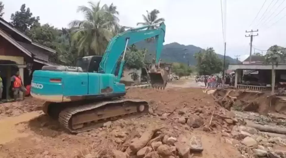  Flash floods hit Pesisir Selatan, West Sumatra on Thursday, March 7, claiming 23 lives, with six still missing as of Monday, March 12. ((Beritasatu.com/Delfi Neski)