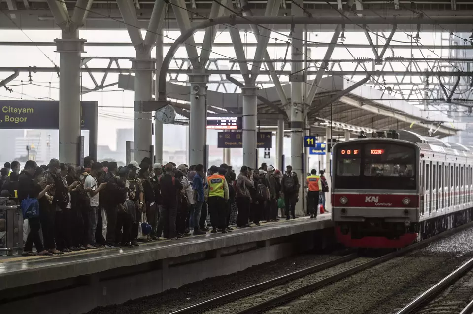 Passengers wait for the KAI Commuter train at the Manggarai Station in Jakarta on March 6, 2024. (Antara Photo/Aprillio Akbar)