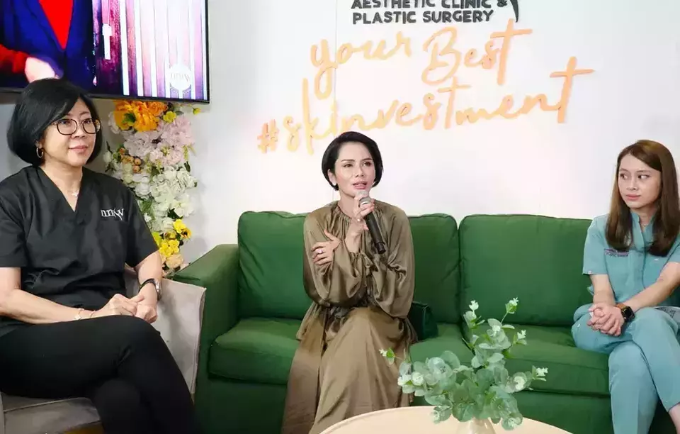 Left to right: NMW clinic founder dr. Nataliani Mawardi, celebrity Devi Demplon, NMW Plastic Surgery surgeon dr. Dessyta Sukma Nurmaulind at NMW Clinic Lounge, Jakarta on March 14, 2024. (Photo Courtesy of NMW Aesthetic Clinic)