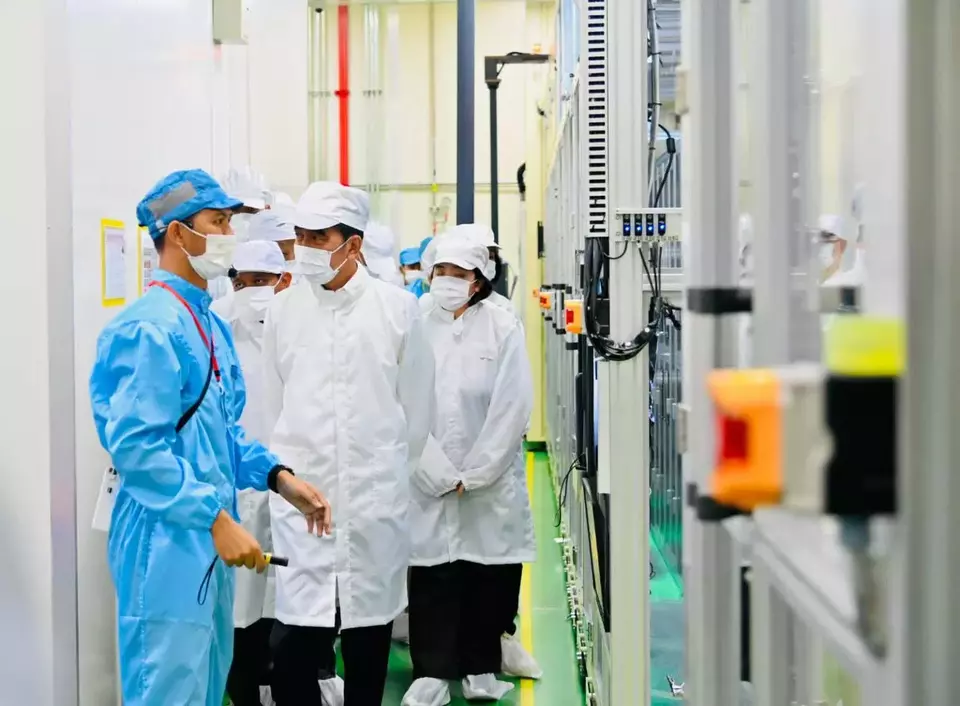 President Joko "Jokowi" Widodo visits the Hyundai LG Indonesia(HLI) Green Power plant in Karawang on September 14, 2023. (Photo Courtesy of Presidential Press Bureau)