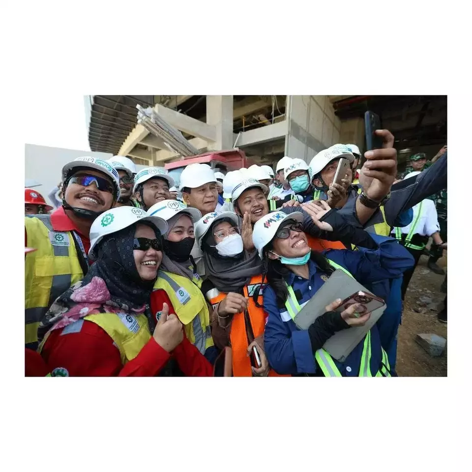 Nusantara workers take a photo with defense minister and presidential hopeful Prabowo Subianto during the latter's visit to the new capital on March 18, 2024. (Photo Courtesy of @prabowo on X)