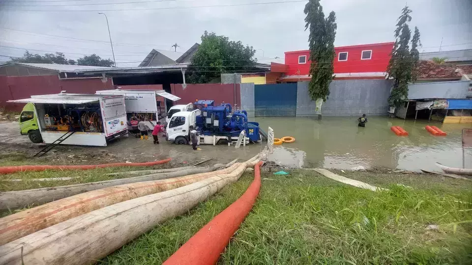 The Ministry of Public Works and Public Housing deploys 22 water pumps to drain the floods inundating Demak, Central Java, Thursday, March 21, 2024. (beritasatu.com/Jamaah)