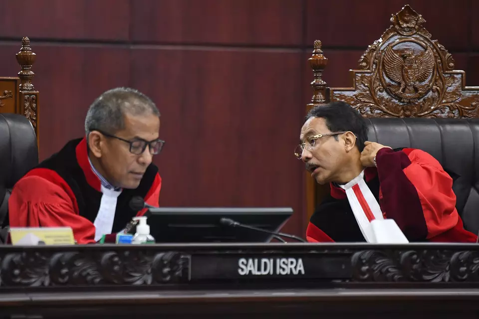 Constitutional Court Chief Justice Suhartoyo, right, chats with Justice Saldi Isra during a hearing at the Constitutional Court building in Jakarta, Thursday, Feb. 29, 2024. (Antara Photo/Aditya Pradana Putra)